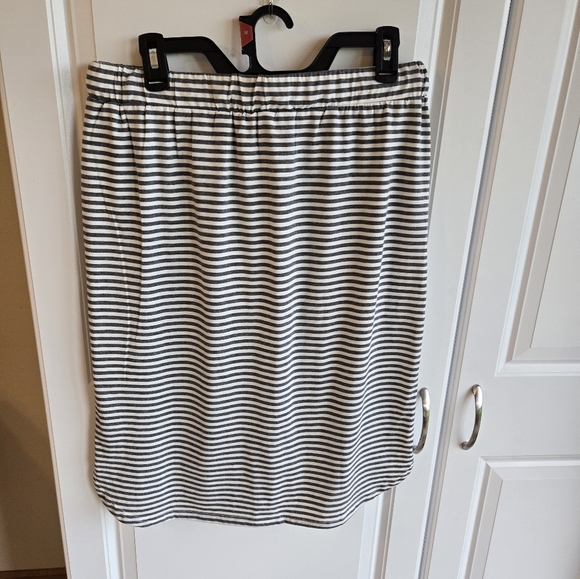 TT5 Tickled Teal Mabel Weekend Skirt Charcoal White Thin Stripe - Picture 2 of 2